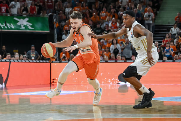 更在退役后 更在退役后